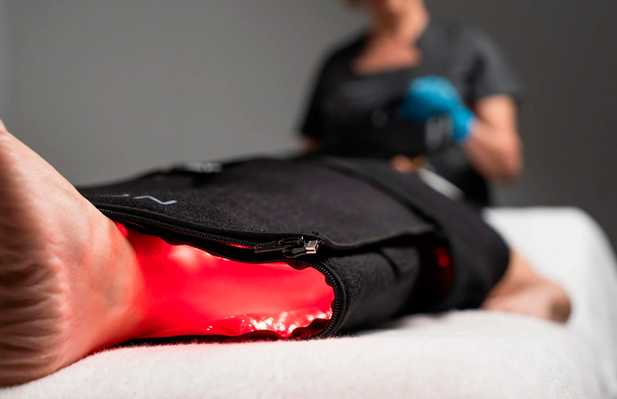 Cliente recibiendo tratamiento corporal con Manta LED Ramason en Maibell Estética cerca de Donosti