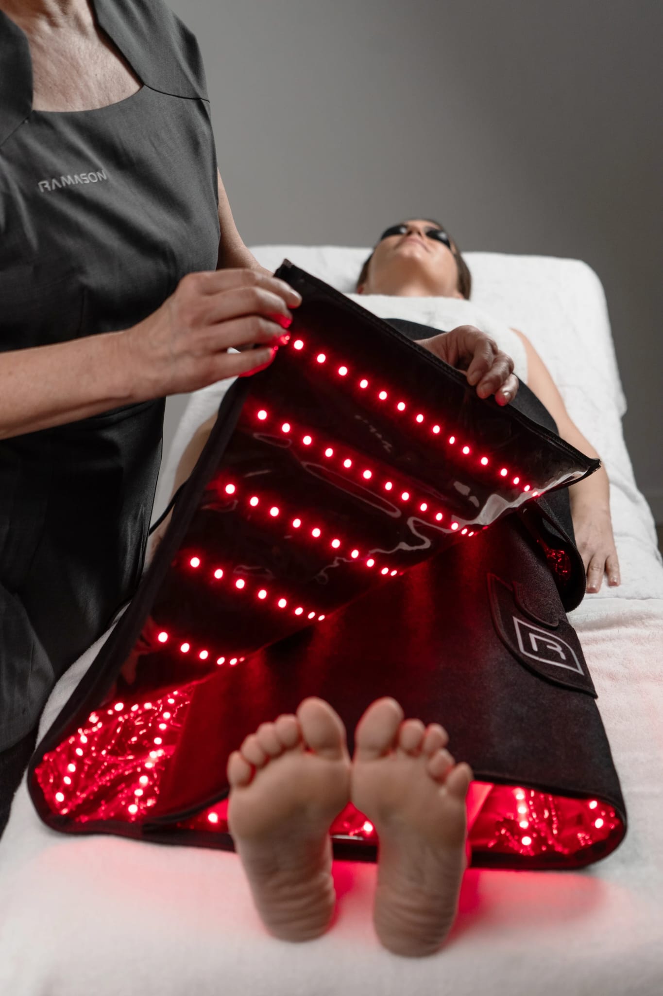 Detalle de los paneles de luz roja de la Manta LED Ramason para reafirmar y drenar en Rentería